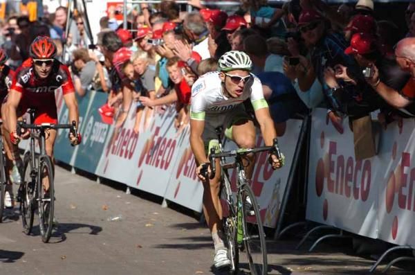 Marcel Kittel (Argos-Shimano) wins the sprint in Middelburg.