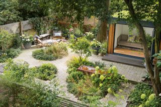 contemporary courtyard with garden room