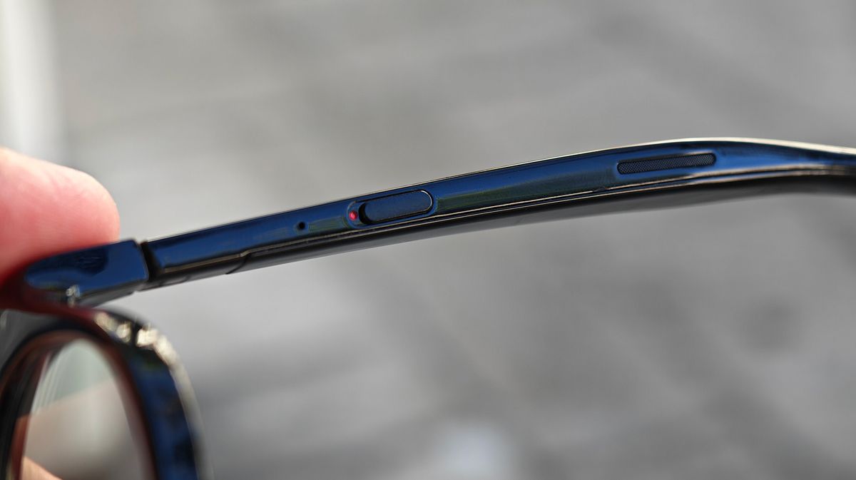 The meeting mode switch on the underside of Vonder Intelligent Eyewear's left temple