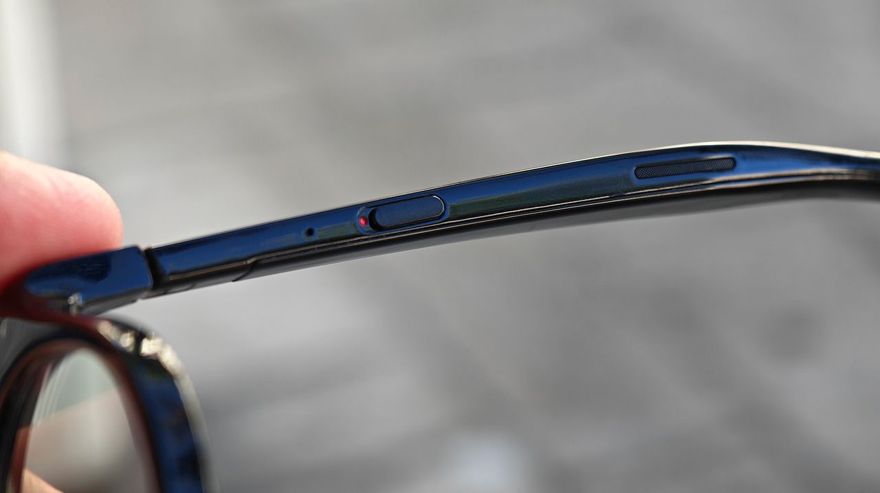 The meeting mode switch on the underside of Vonder Intelligent Eyewear's left temple