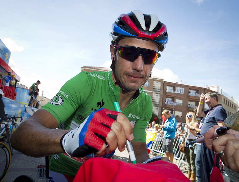 Joaquim Rodriguez signs and autograph before the start of stage 18.