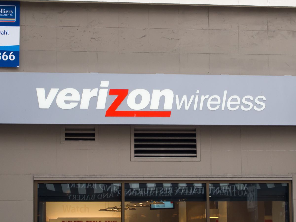 Verizon pushes FCC to reconsider restrictions on spectrum