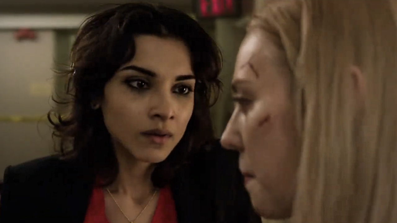 『パニッシャー』（2017）のシーズン1でダイナ・マダニ役を演じたアンバー・ローズ・レバは、デボラ・アン・ウォル演じるカレン・ペイジと対決する。