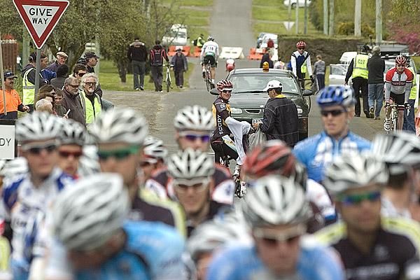 Hey guys you can't start without me: Tour leader and eventual winner Bernard Sulzberger (Fly V Australia) makes some final preparations at the back of the field before the final stage.