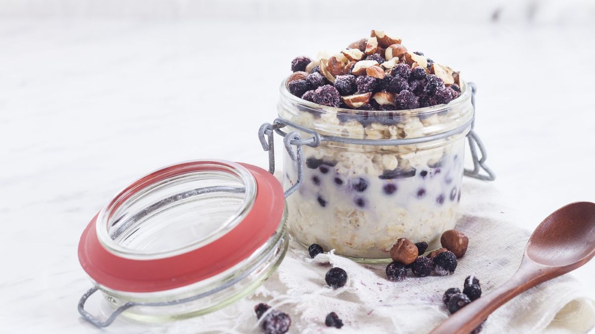 This dietitian's simple overnight oats recipe delivers 30g of protein in 387 calories