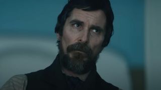 Christian Bale lytter bekymret The Pale Blue Eye