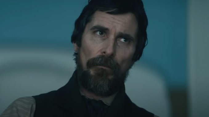 Christian Bale lytter bekymret The Pale Blue Eye