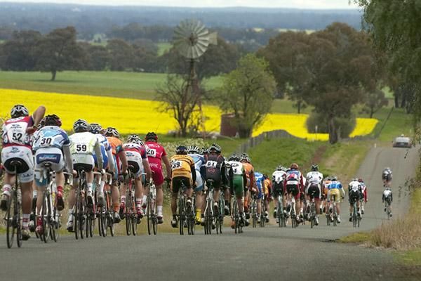 The peloton descend towards Rochester with riders beginning to attack nearing twenty kilometres to the finish.
