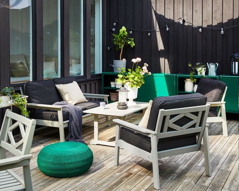 how-to-make-a-small-garden-look-bigger-8-easy-ways-to-maximize-space