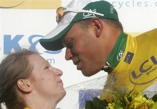Thor Hushovd (Cr&eacute;dit Agricole) is kissed on the podium as he maintains the overall lead.