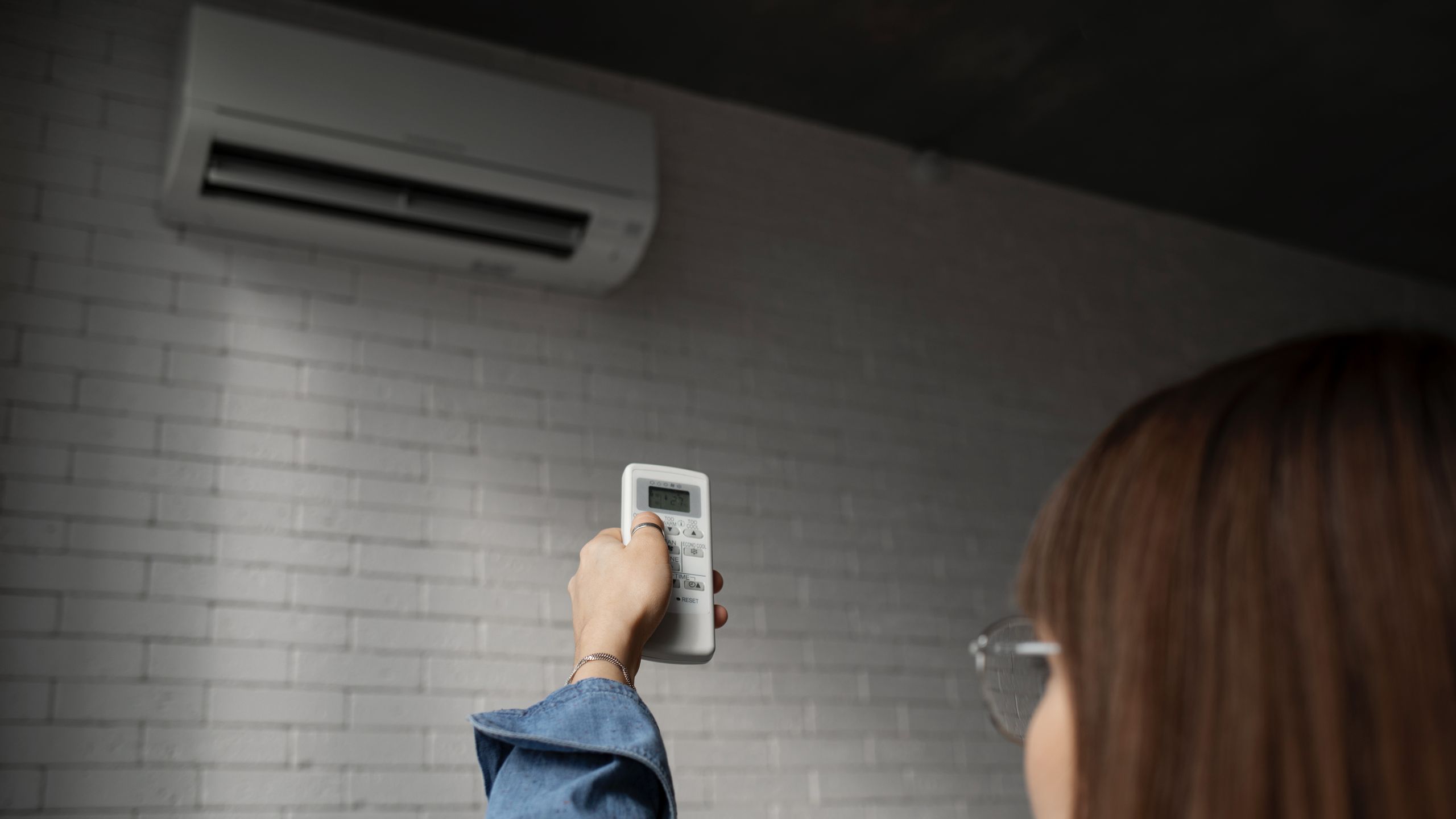 How much does it cost to install permanent air conditioning in your home?