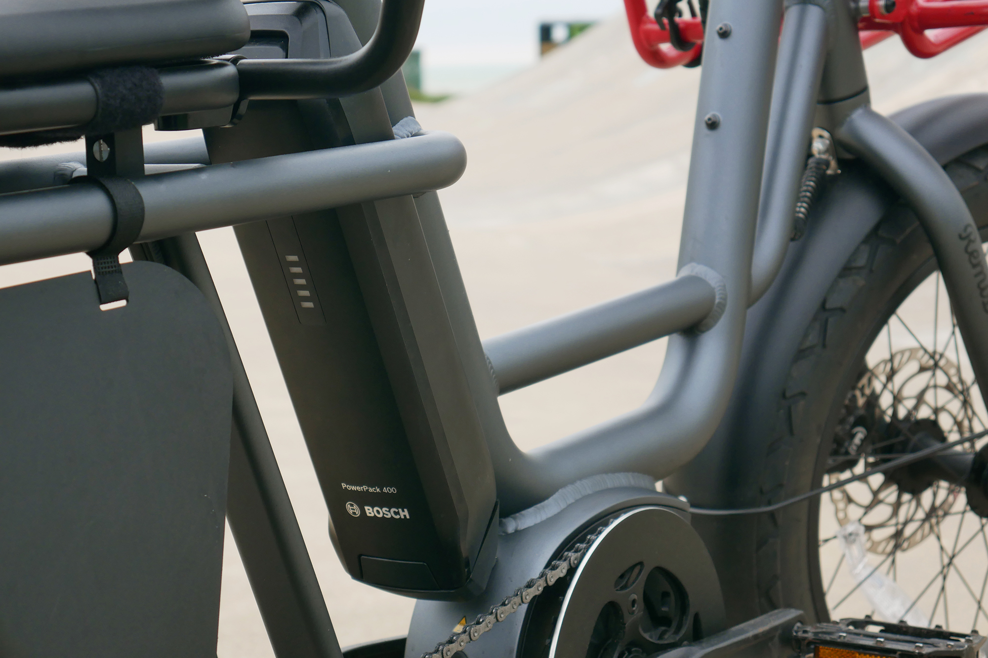 The Benno RemiDemi XL against the backdrop of a concrete skatepark, focusing on the bosch battery