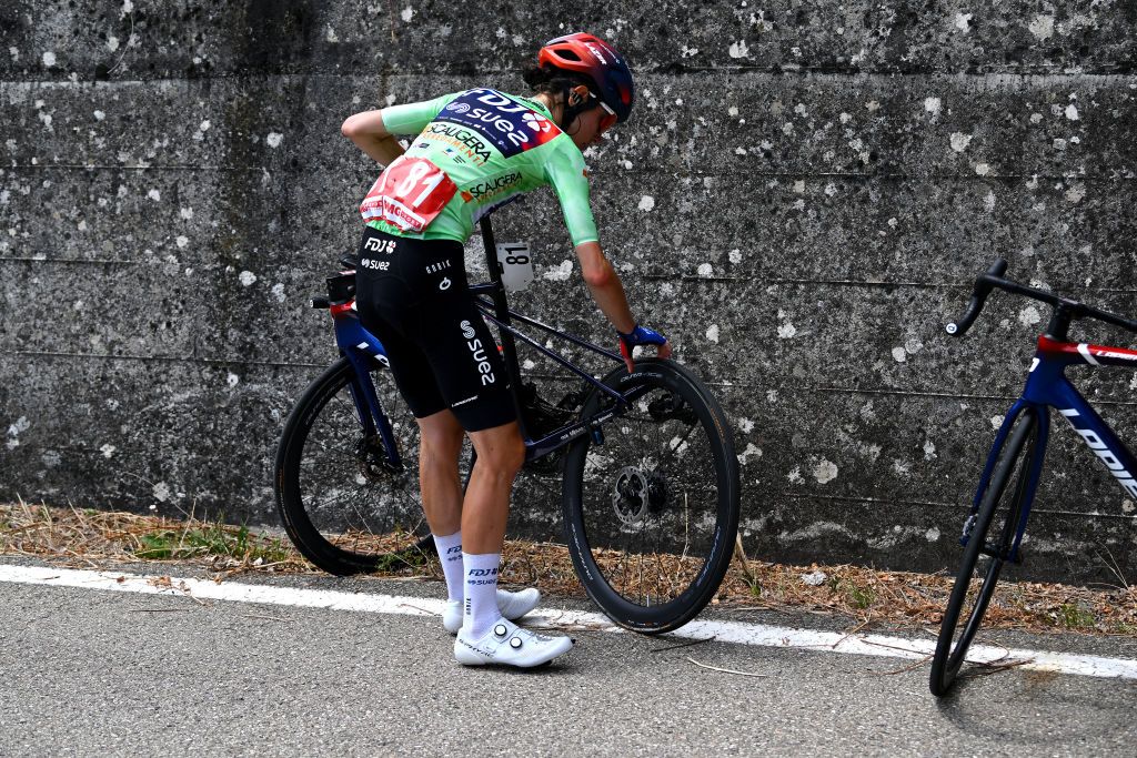BORGO VAL DI TORO ITALY JULY 03 Marta Cavalli of Italy and Team FDJ Suez Green points jersey suffers a mechanical problem during the 34th Giro dItalia Donne 2023 Stage 4 a 134km stage from Fidenza to Borgo Val di Toro UCIWWT on July 03 2023 in Borgo Val di Toro Italy Photo by Dario BelingheriGetty Images