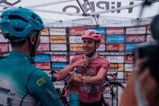 Picture by Zac Williams/SWpix.com - 21/05/2024 - Cycling - 2024 Giro d'Italia, Stage 16 - Laas - Santa Cristina Valgardena (Monte Pana) Italy - Tadej Pogacar, UAE Team Emirates, gives Giulio Pellizzari, Bardiana CSF, his jersey after the stage.