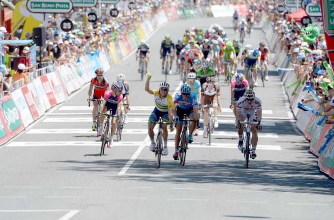 Simon Gerrans (Orica-GreenEdge) beats Steele von Hoff and Andre Greipel to win stage 1 of the Tour Down Under.