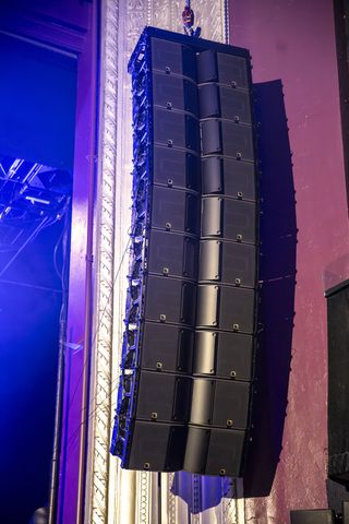 Arrays of ten L-Acoustics K3 enclosures flank the stage.
