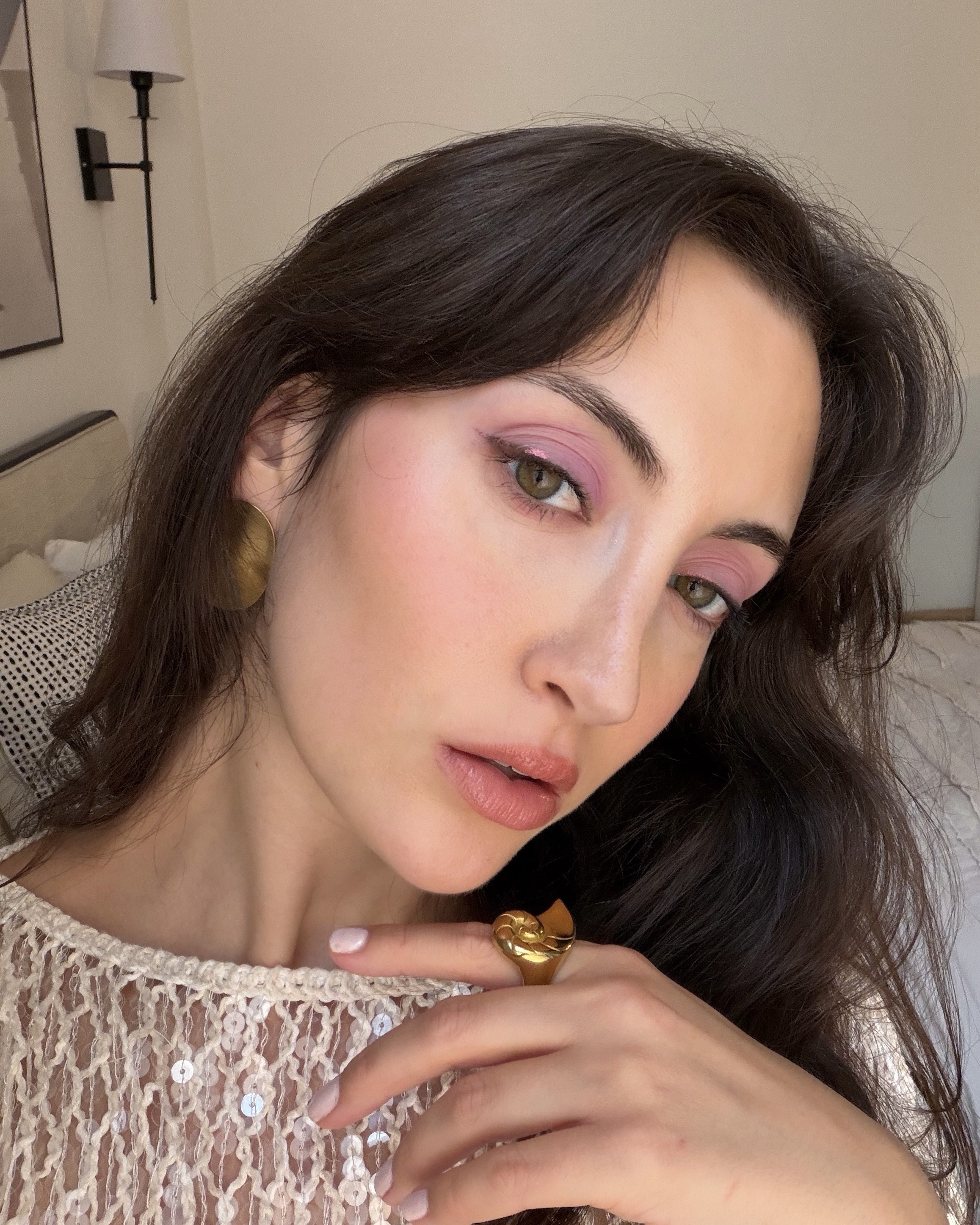 Image of Who What Wear associate beauty editor Alyssa Brascia wearing Violette_FR Plume Eyeshadows.