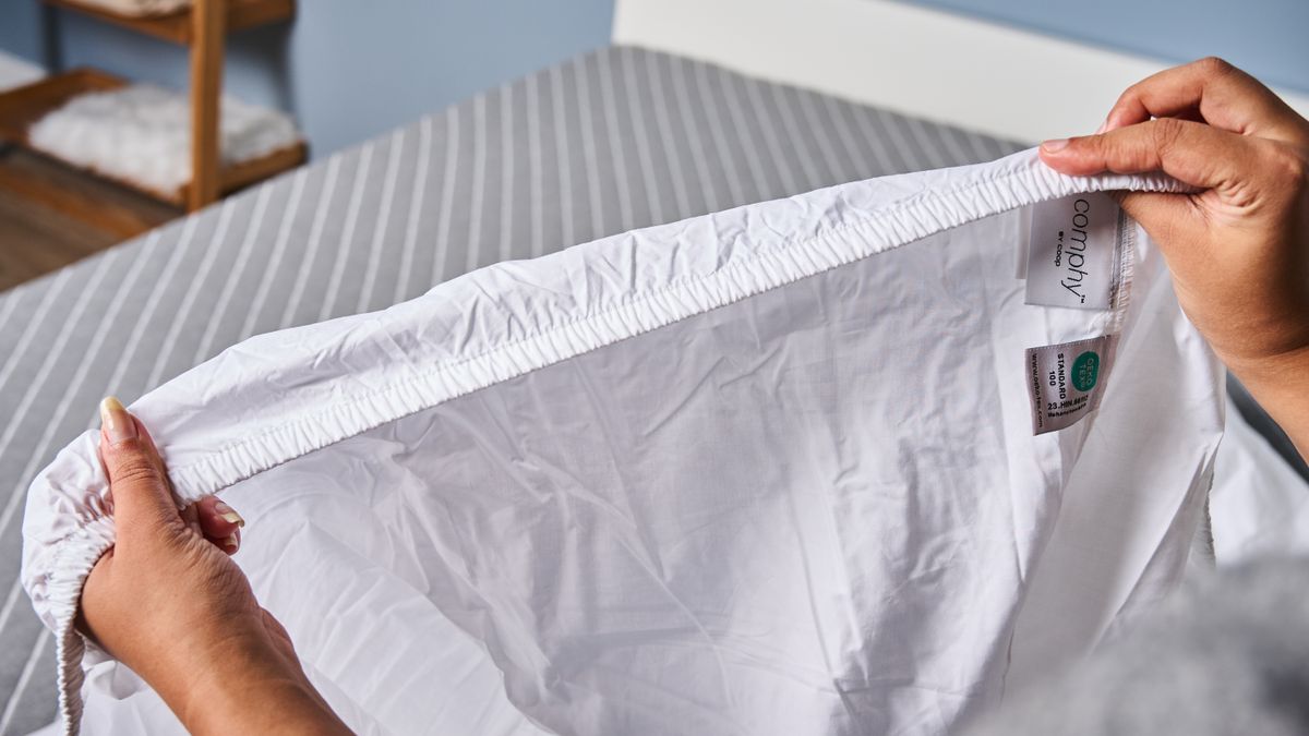 Fitted sheet elastic stretched up-close as part of Coop Percale sheet set testing