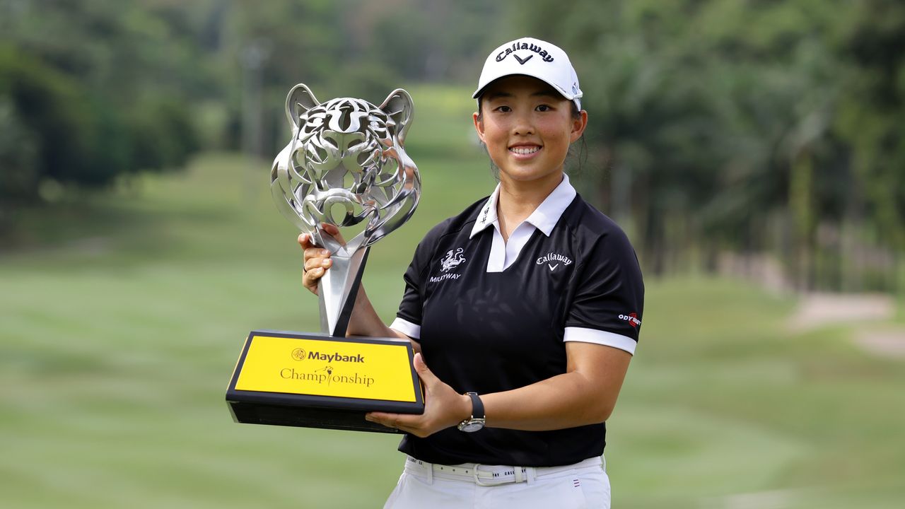 Ruoning Yin holds up the 2024 Maybank Championship trophy