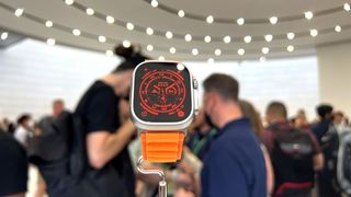 En Apple Watch Ultra står uppställd i en Apple Store under lanseringskvällen.