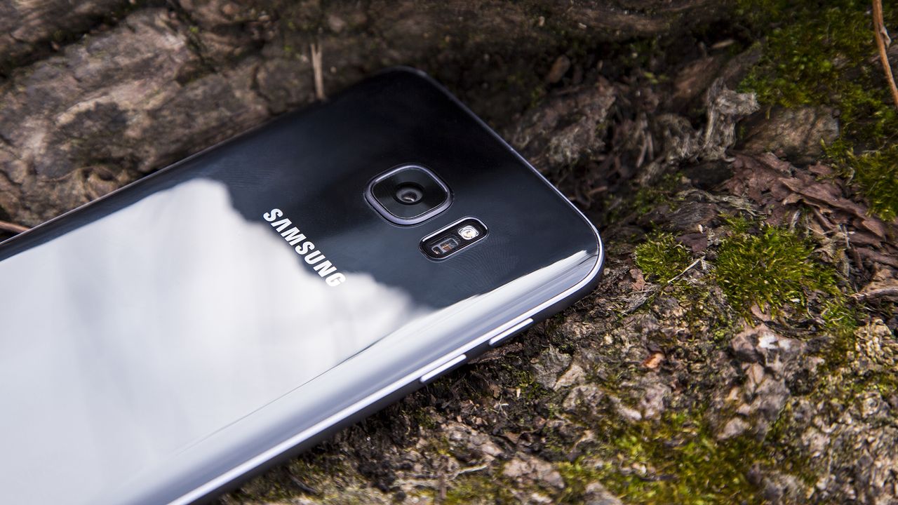 Samsung Galaxy S7 camera housing