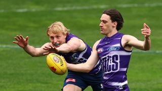 GEELONG, AUSTRALIA - SEPTEMBER 01: Gryan Miers of the Cats kicks for goal during a Geelong Cats AFL training session at GMHBA Stadium on September 01, 2025 in Geelong, Australia. (Photo by Daniel Pockett/Getty Images)