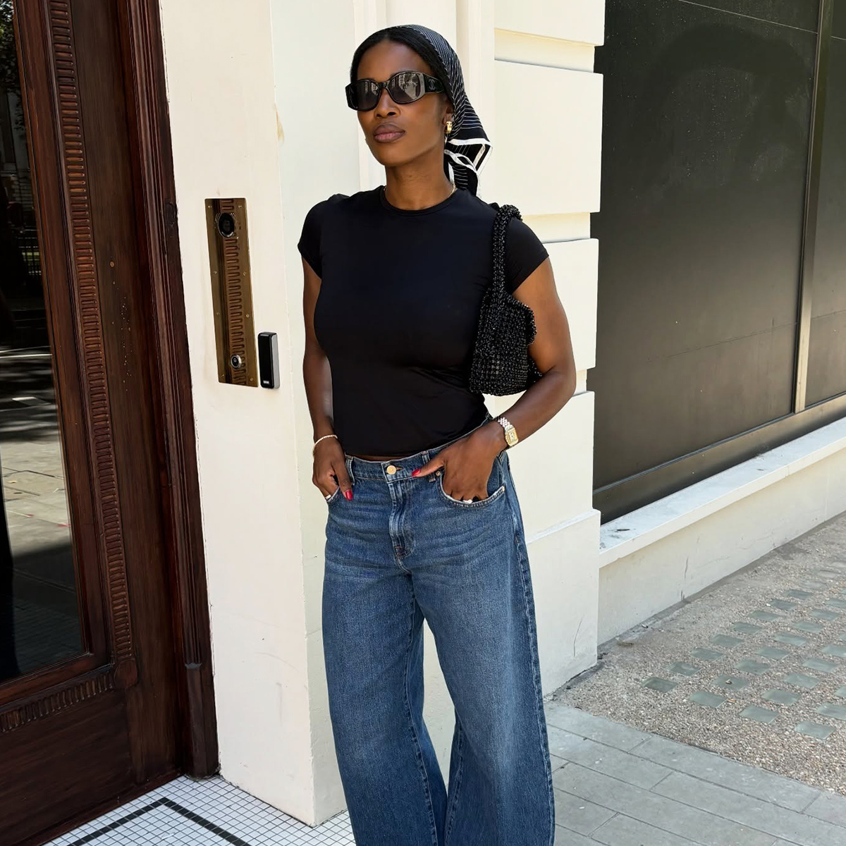 Influencer wearing blue jeans
