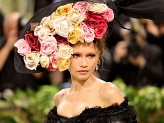 Zendaya trägt bei der Met Gala 2024 eine florale Kopfbedeckung