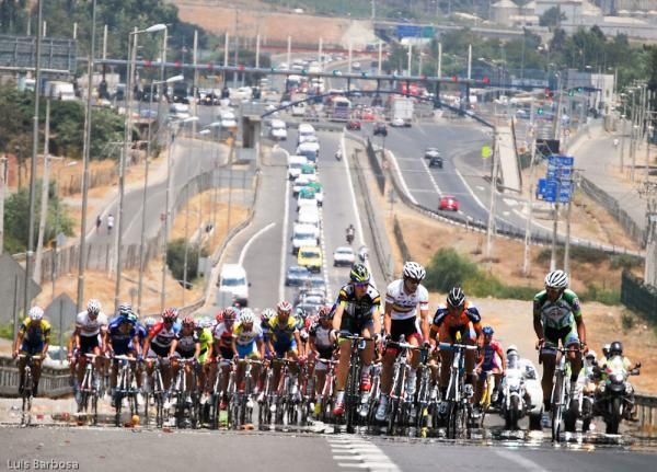 The Vuelta a Chile peloton during stage 9