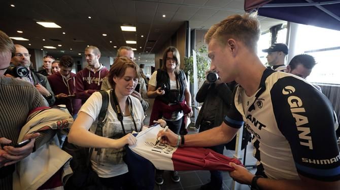 Marcel Kittel signs jerseys