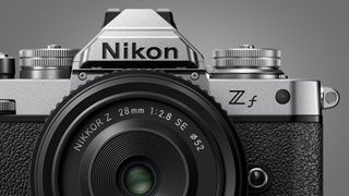La cámara Nikon Zfc sobre un fondo gris