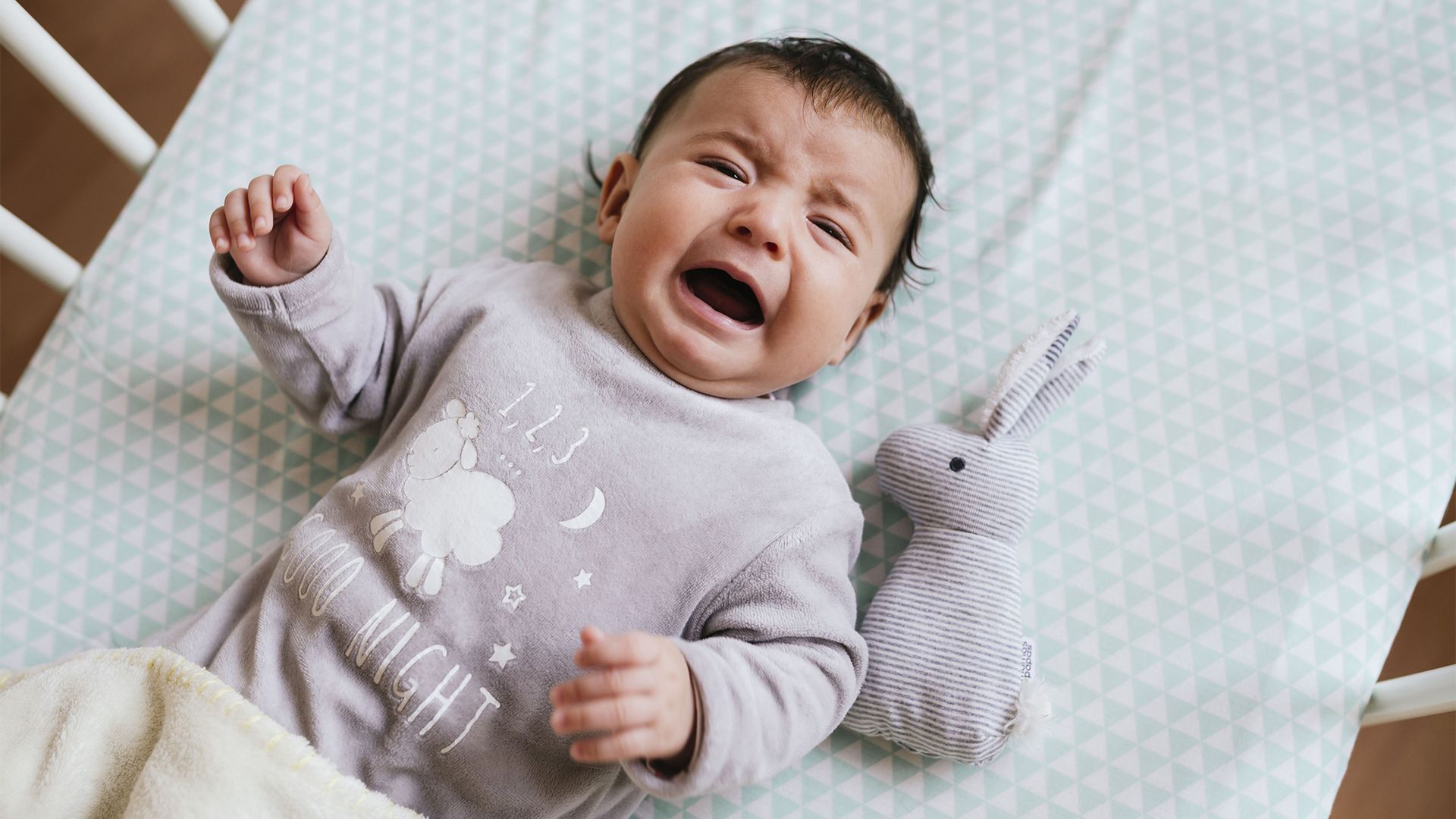 Просыпается ночью в 6 месяцев. Ребенок плачет в кроватке. Новорожденный плачет в кроватке. Плачущий ребенок в кроватке. Плачущий грудничок в кроватке.