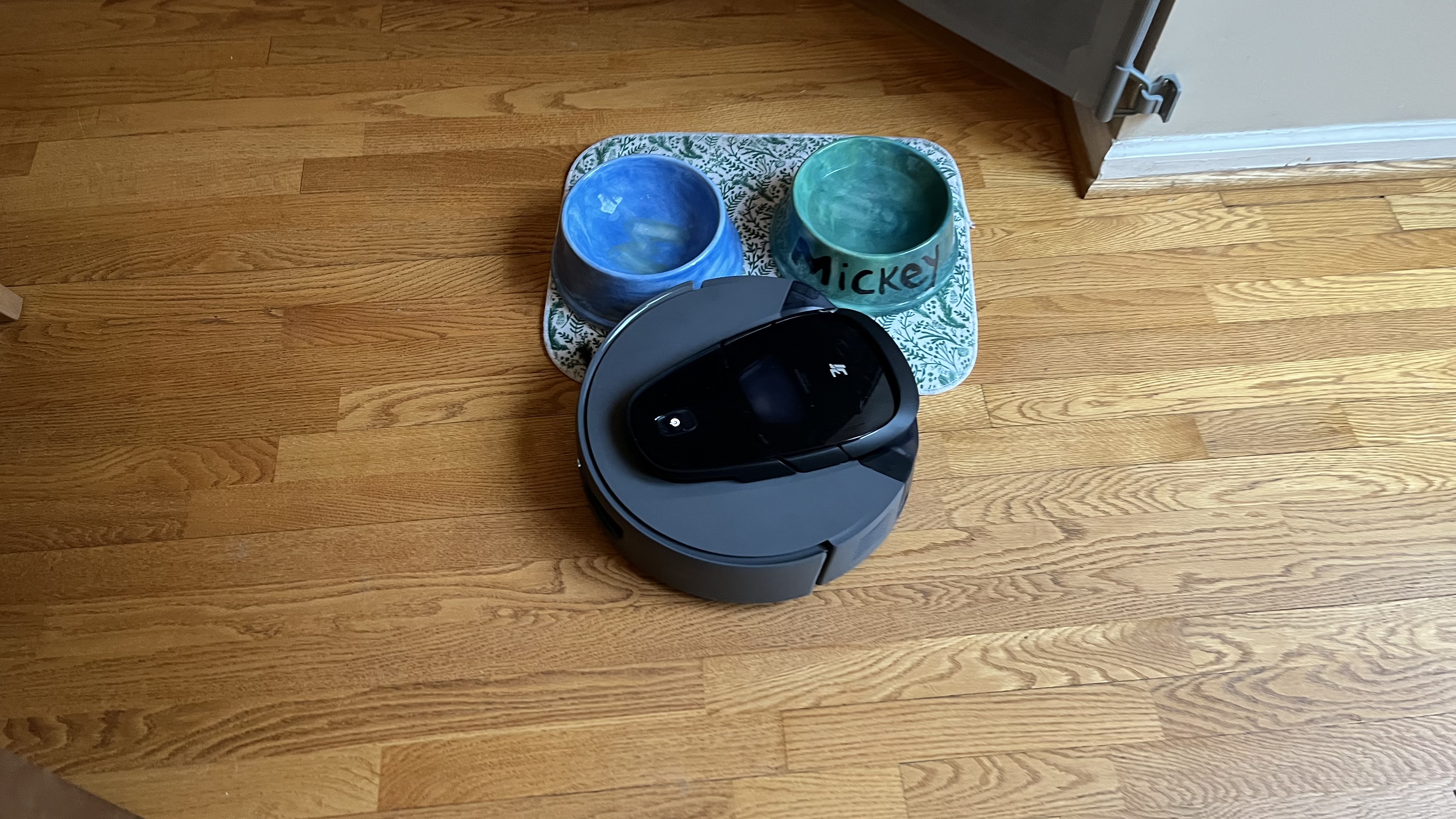 3i G10+ robot vacuum in use