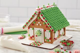 Wilton Ready to Decorate Dressed for the Holidays Gingerbread House Decorating Kit