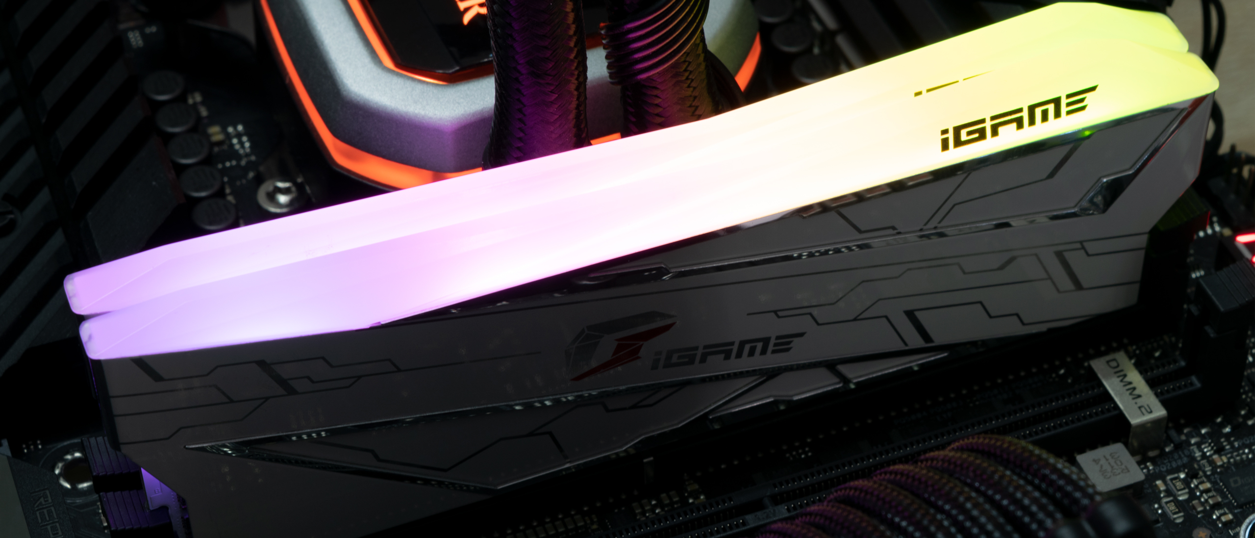 Colorful iGame Vulcan DDR4-4266 C18