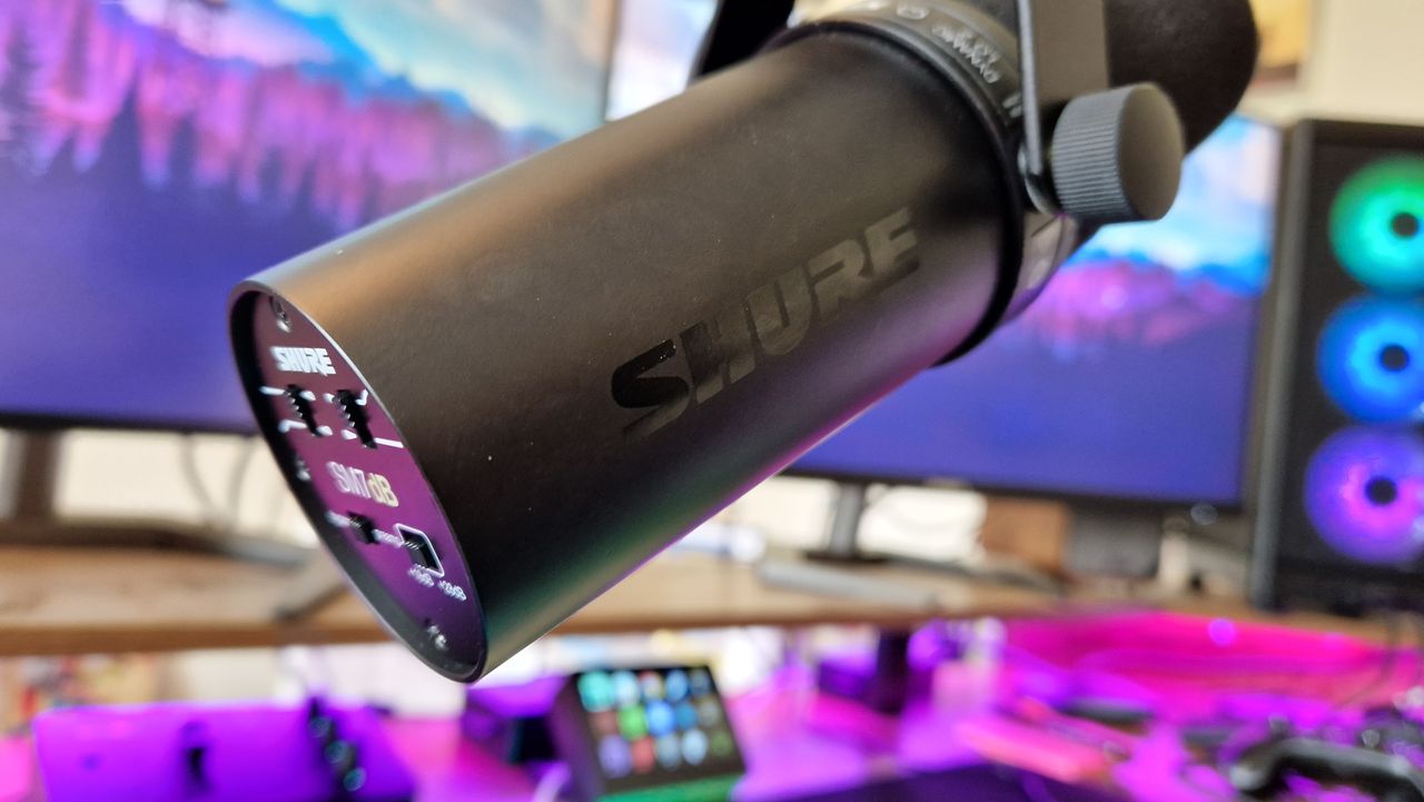Shure SM7dB's glossy logo