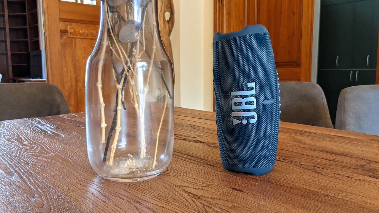 JBL Charge 5 in horizontaler, schiefer Ausrichtung