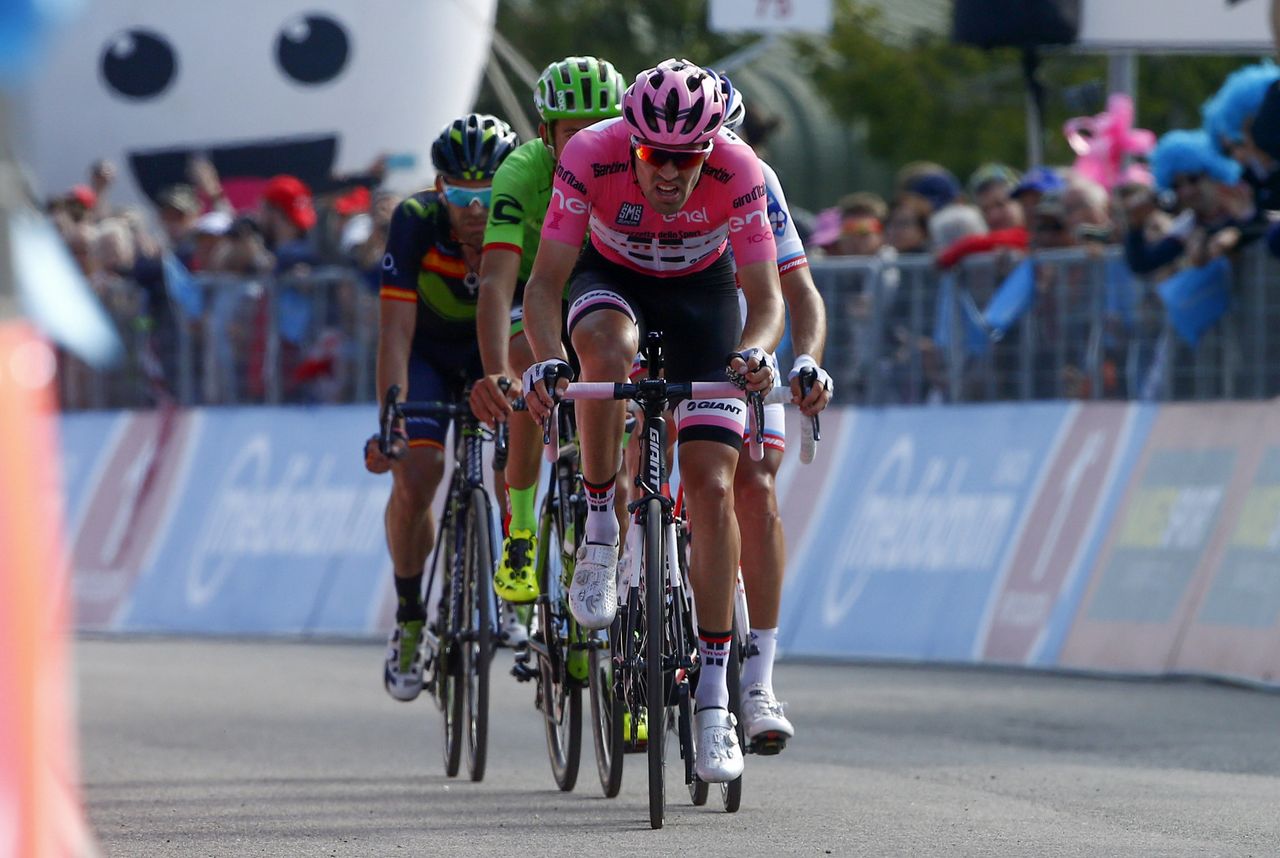 Tom Dumoulin chases to the line, losing 1:21 on Pinot