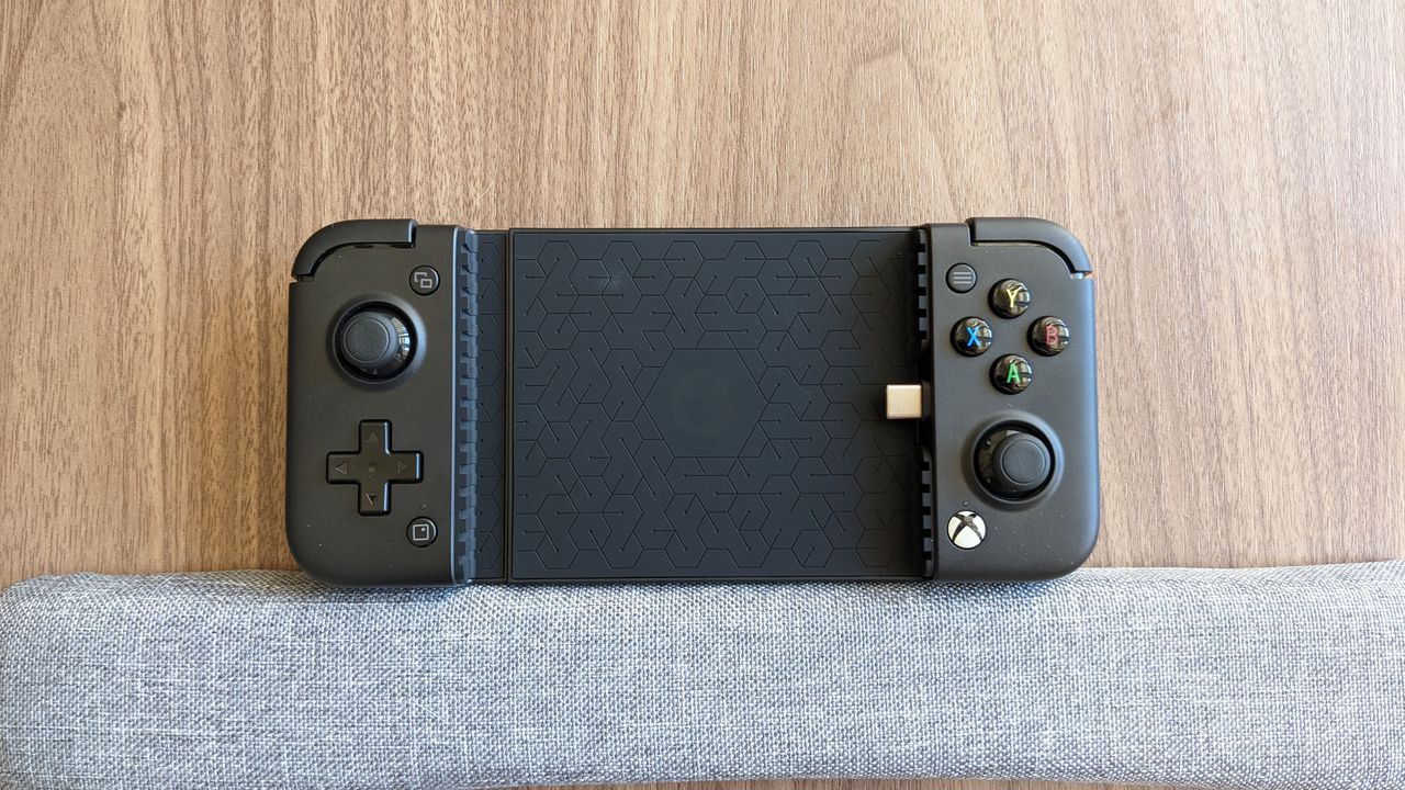 Gamesir X2 Pro wide shot on wod