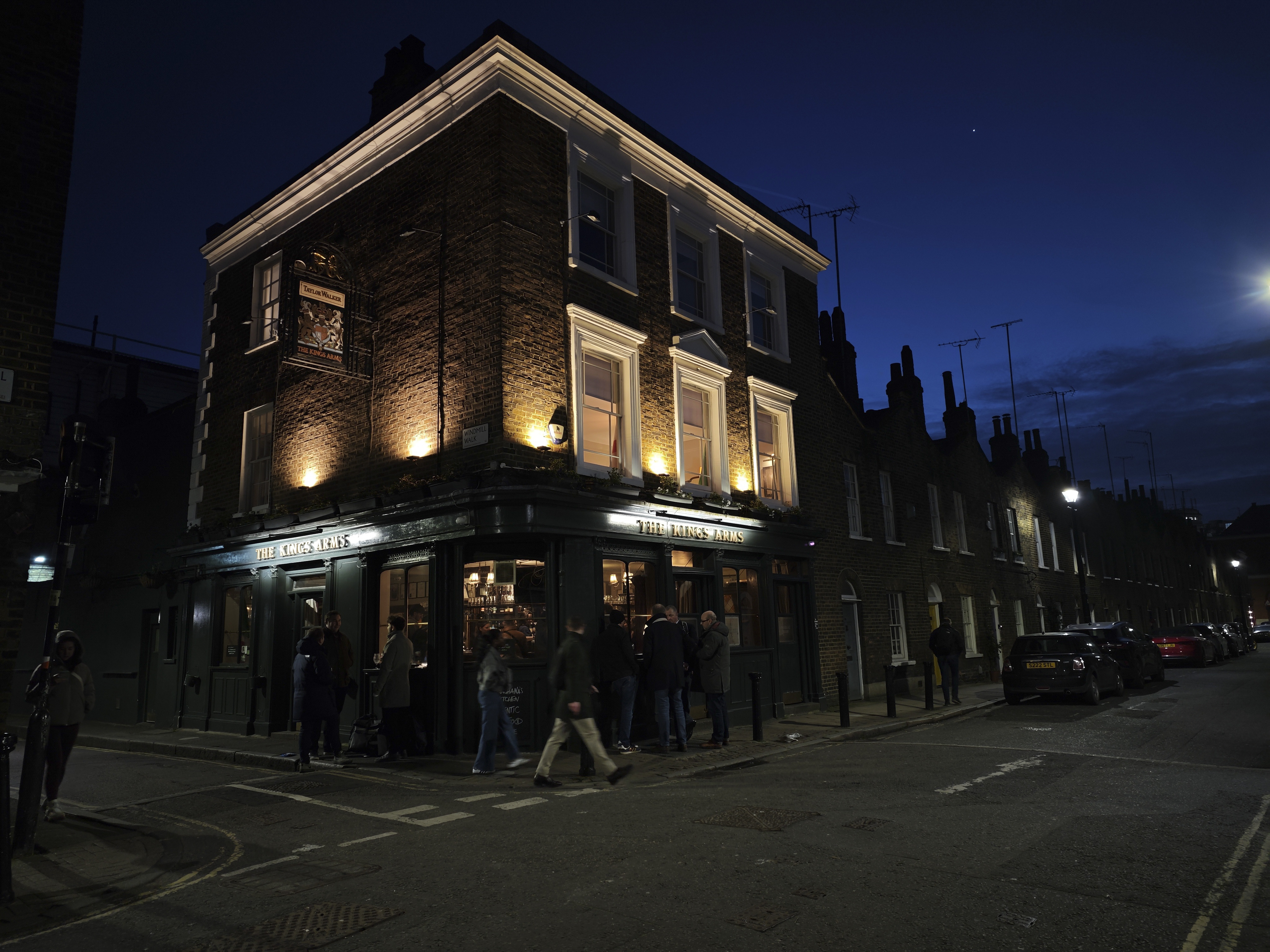 Xiaomi 15 Ultra sample photos; London pub at last light