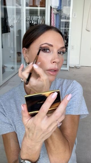 Victoria Beckham applying eyeshadow