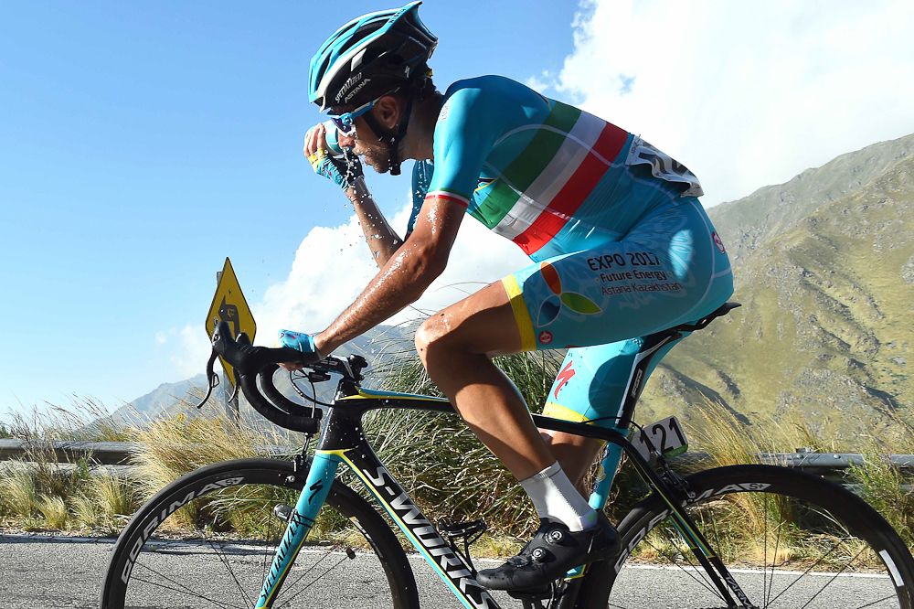 Vincenzo Nibali refuels during stage 6 at the Tour de San Luis.