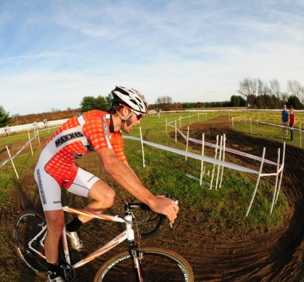 Geoff Kabush (Maxxis-Rocky Mountain) rounding a 180 corner.
