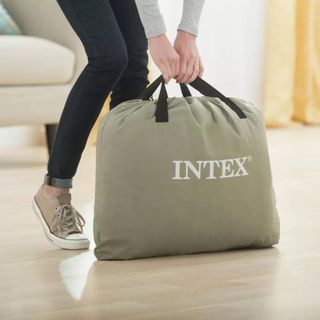 Person carrying a Intex bag with an air bed inside