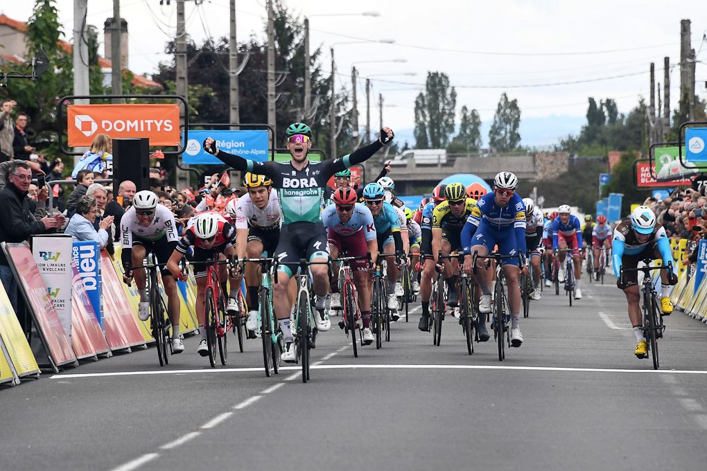 Sam Bennett (Bora-Hansgrohe) wins stage 3 at Dauphine ahead of Wout Van Aert (Jumbo-Visma)