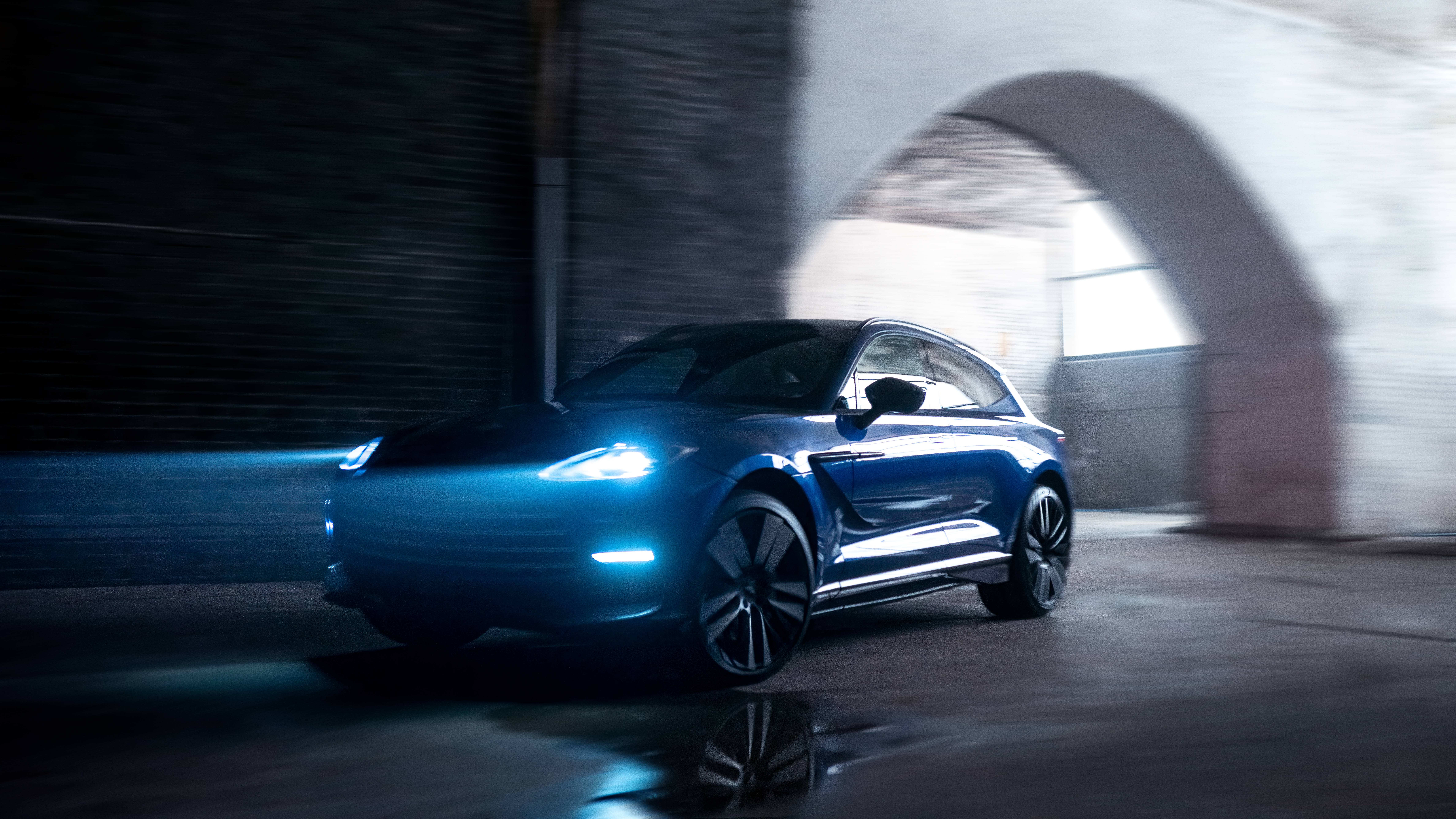 Aston Martin DBX707