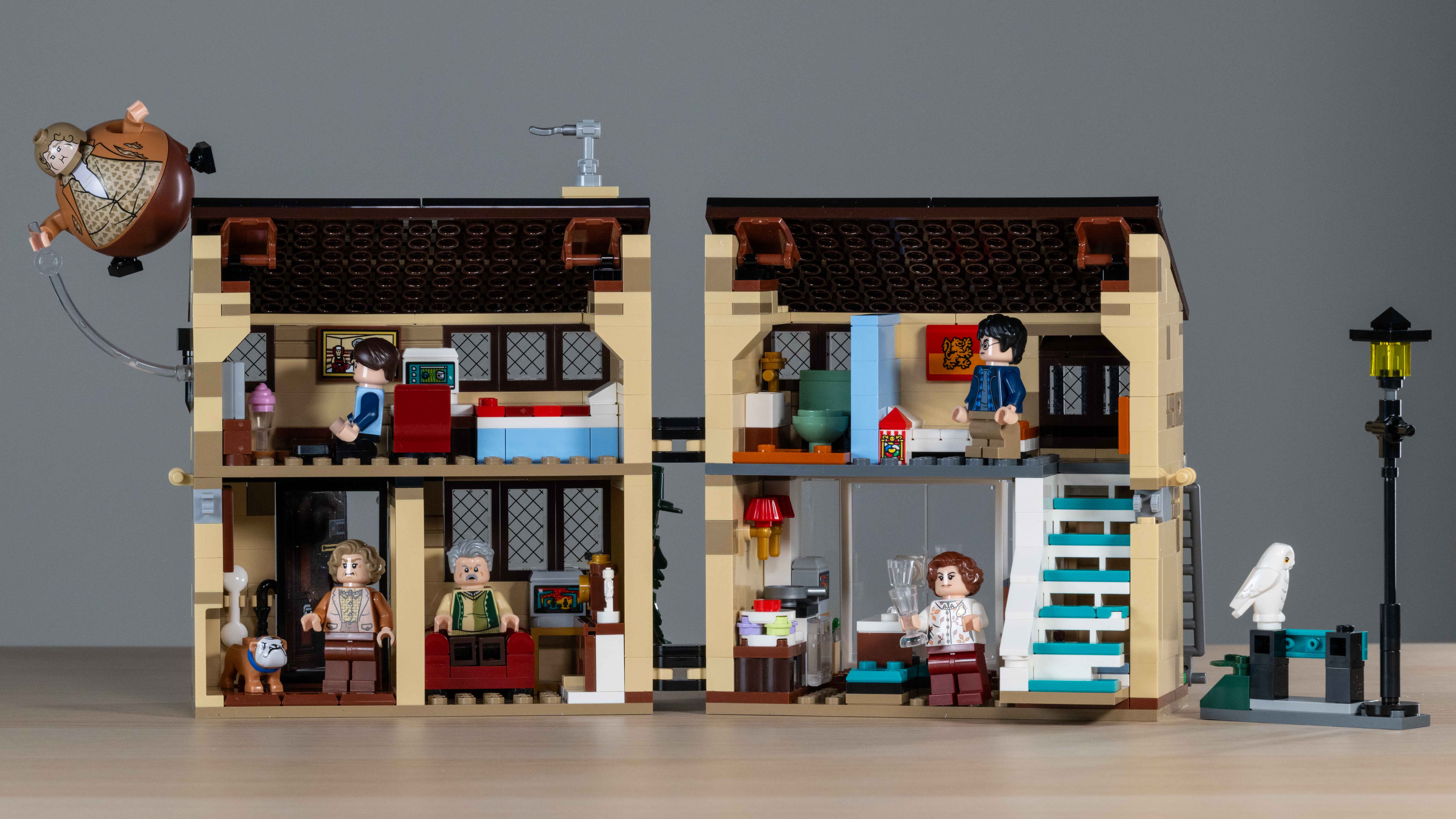Lego Privet Drive: Aunt Marge's Visit (76451) view of interior 