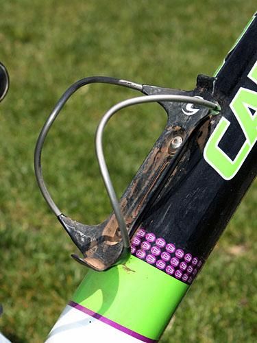 Juarez's bike is fitted with a Cannondale bottle cage made with carbon fibre and aluminum.