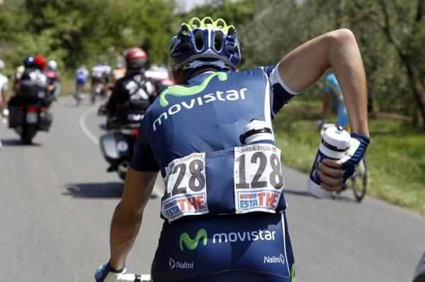 Branislau Samoilau (Movistar) picks up bottles