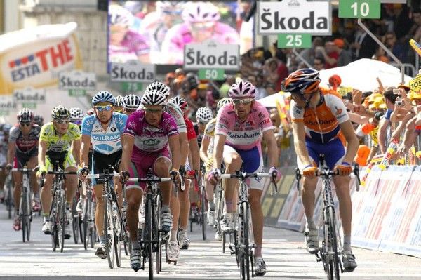 Dmitry Kozontchuk (Rabobank) leads the peloton across the finish line 3:57 behind stage winner Michele Scarponi.